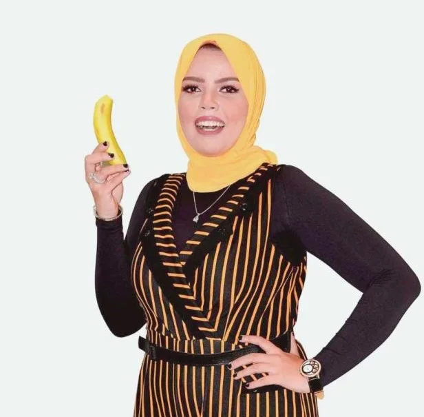 مرشحة انتخابية ترفع شعار "يانطلع بكرسي يا عريس"