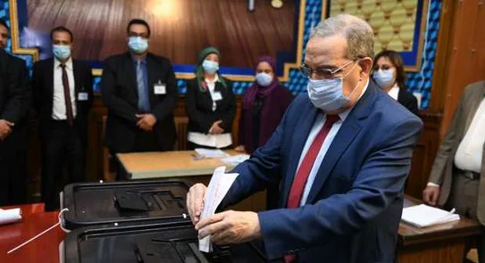 وزير الإنتاج الحربي يدلي بصوته في "إعادة المرحلة الثانية للنواب"