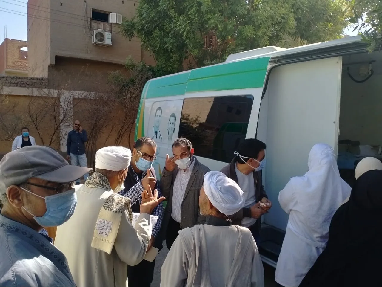 "العلاج ببلاش".. فحص 1165 حالة ضمن قافلة طبية بقنا
