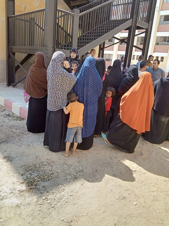 السيدات يتصدرن المشهد... "صور" إقبال كثيف من الناخبات داخل لجان الجيزة