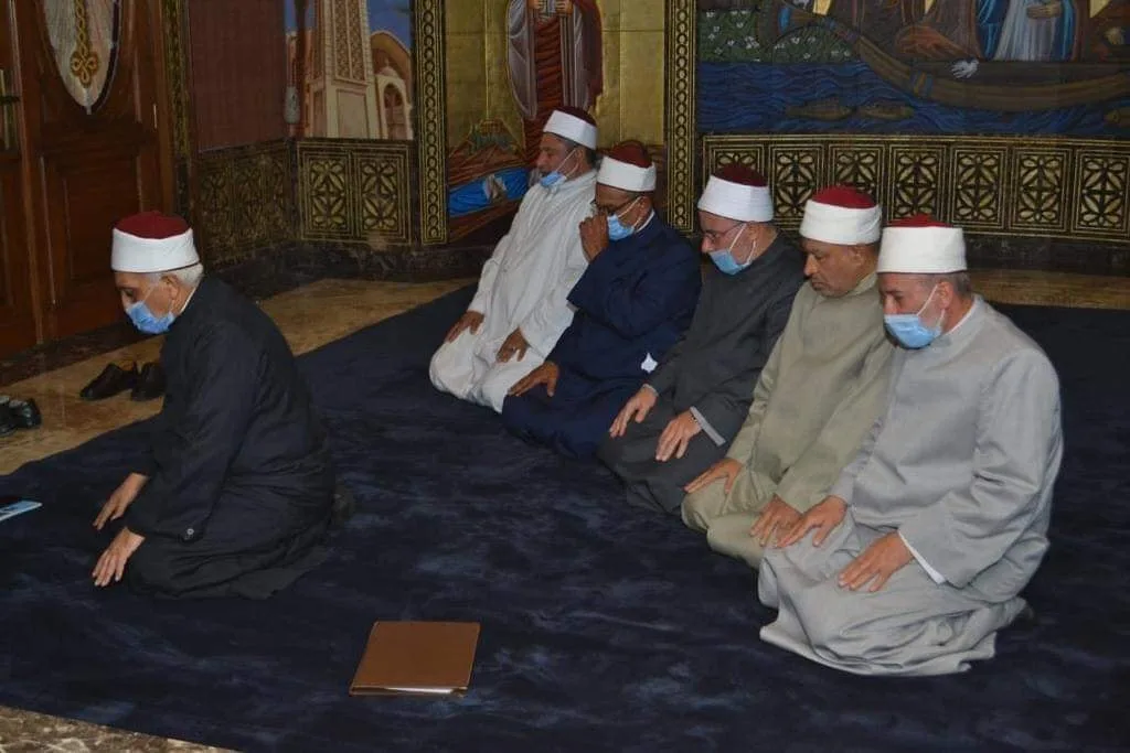 في حب مصر اتجمعنا .. أزهريون يؤدون صلاة الظهر جماعة داخل كنيسة (صور)