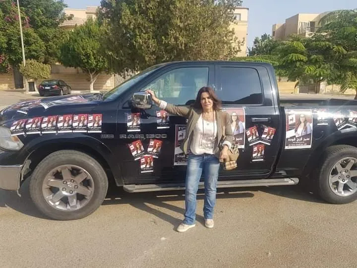 "إدينى عقلك".. مرشحة مدينة نصر دعت للتبرع لحملتها الانتخابية وتظهر بسيارة ثمنها مليون جنيه