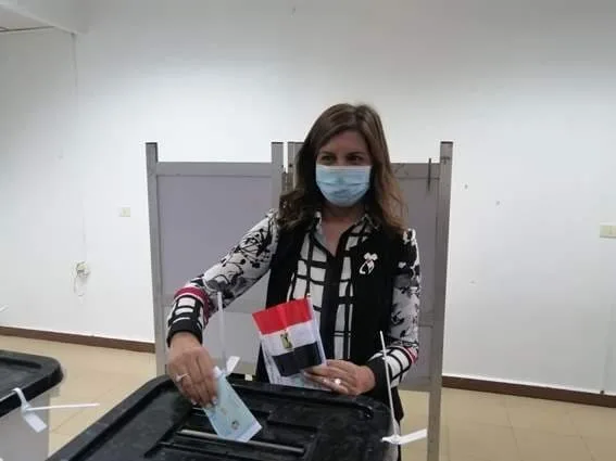 انتخابات مجلس النواب.. وزيرة الهجرة تدلي بصوتها في لجنتها الانتخابية بالرحاب