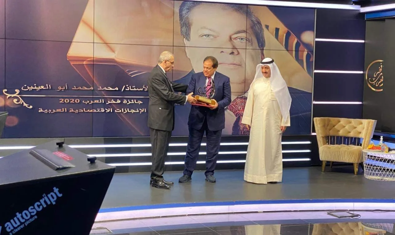 "فخر العرب".. النائب محمد أبو العينين يتسلم جائزة أبرز الشخصيات المؤثرة في الاقتصاد والصناعة