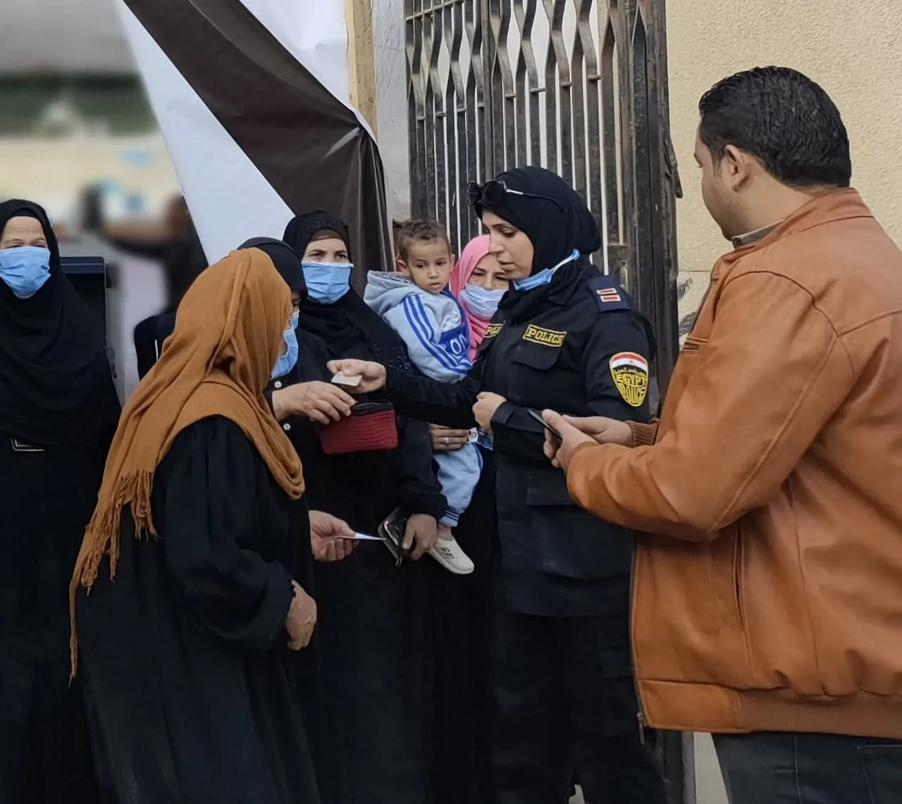 مع قرب غلق اللجان الانتخابية.. السيدات والشباب يسيطران على المشهد فى جولة الإعادة بالبدرشين والعياط