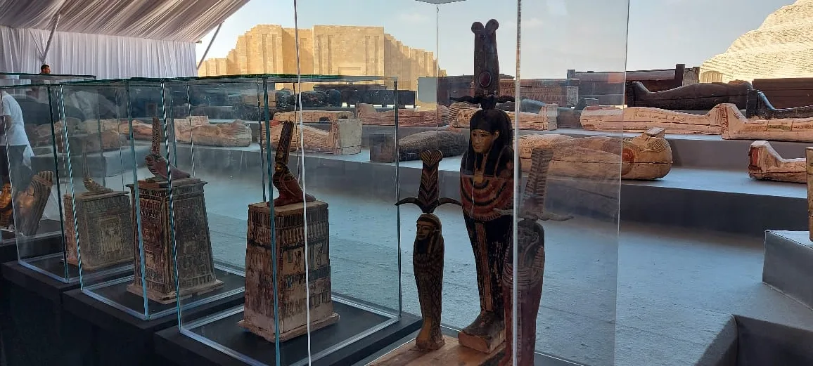 كشف أثري جديد.. 100 تابوت خشبي مغلق بحالته الأولى في سقارة