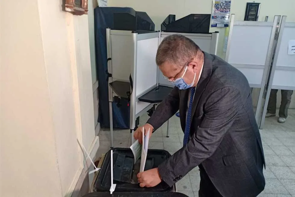 انتخابات مجلس النواب.. وزير قطاع الأعمال يدلي بصوته في لجنته الانتخابية بالرحاب