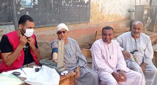 أصر علي المشاركة .. قاضي يخرج لمساعدة ناخب على كرسى متحرك في الشرقية