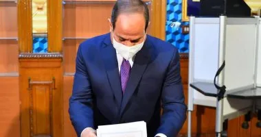 انتخابات مجلس النواب.. الرئيس السيسى يدلى بصوته فى لجنته الانتخابية بمصر الجديدة