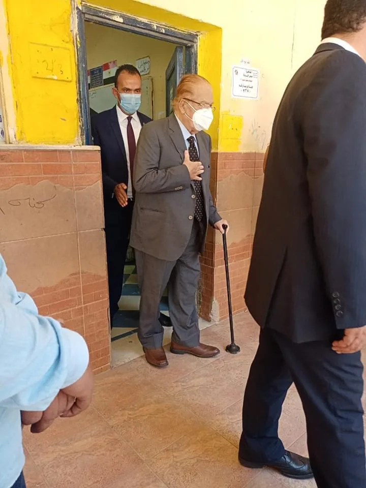 بالعكاز.. رئيس الوزراء السابق كمال الجنزوري يُدلي بصوته في انتخابات "الشيوخ"