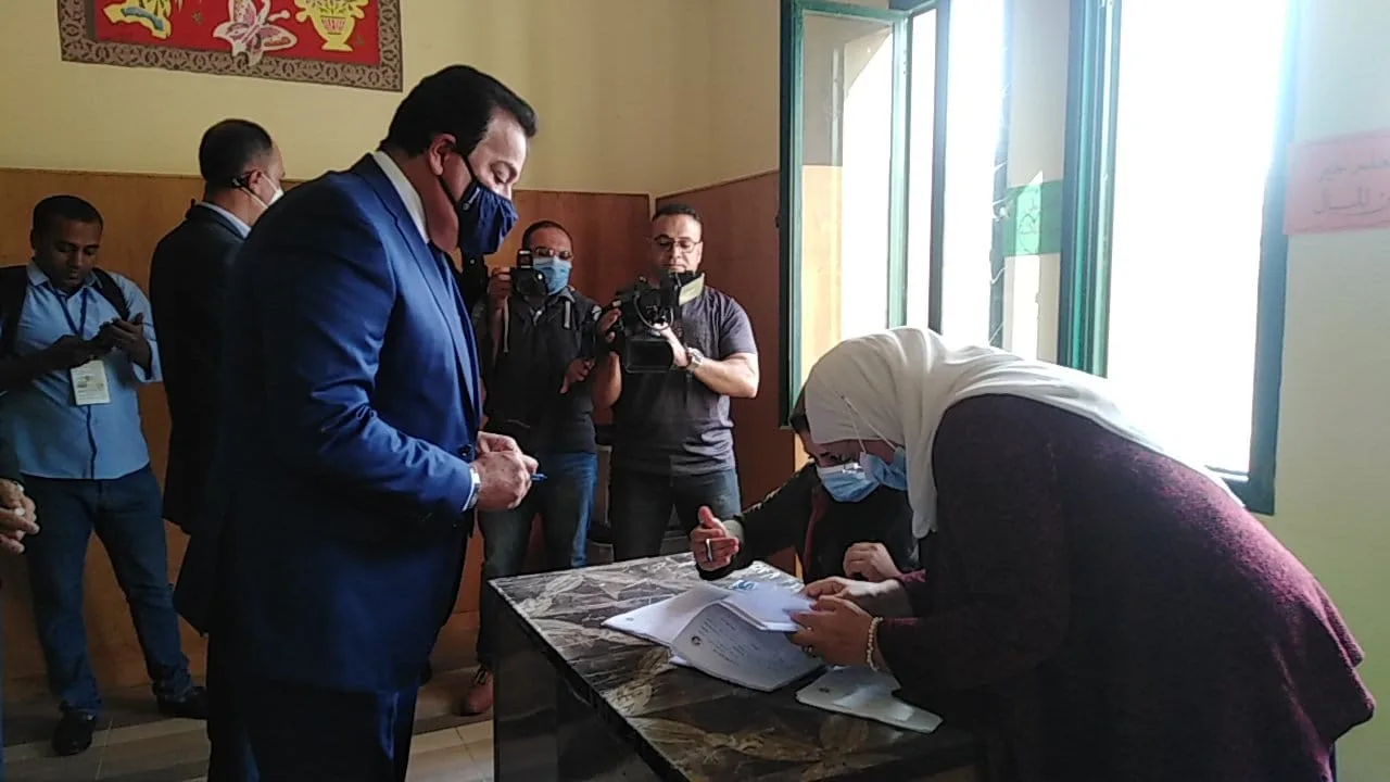 انتخابات مجلس النواب.. وزير التعليم العالي يدلي بصوته في لجنته الانتخابية بالتجمع الأول