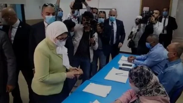 انتخابات مجلس النواب.. وزيرة الصحة تدلي بصوتها فى لجنتها الانتخابية بالرحاب
