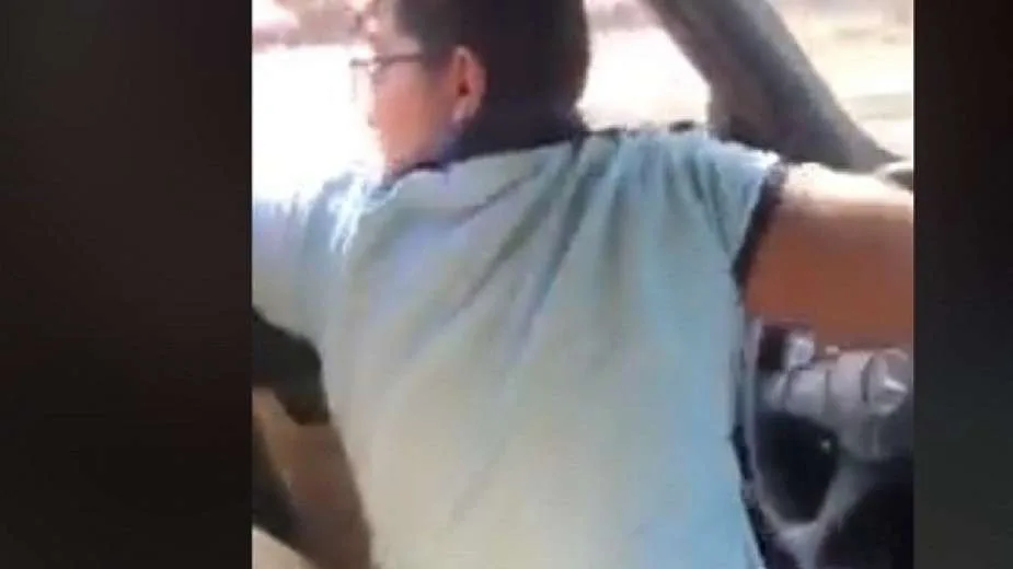 "ظهور فيديو جديد".. الأجهزة الأمنية تلقي القبض على طفل المرور و4 من أصدقائه