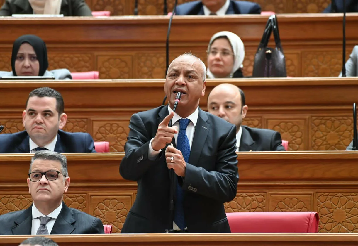 مصطفى بكري يطالب بمحاسبة الفيفا بعد فضيحة تحكيم مباراة مصر والأرجنتين