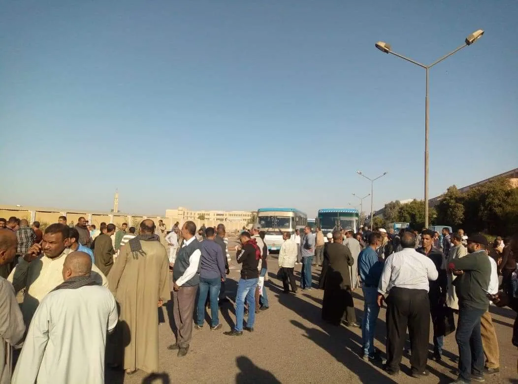 عمال الألومنيوم يعتصمون اعتراضا على اللائحة الجديدة في قنا