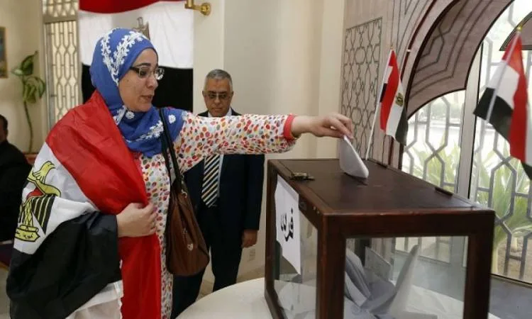 السفارة المصرية في ألمانيا تتلقي مظاريف تصويت المصريين في الخارج: تمسكوا بحقوقكم