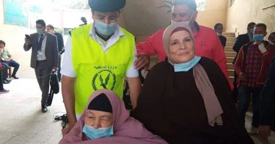 في البيت وفي اللجنة .. سيدة وضرتها يصوتا في الانتخابات البرلمانية بالشرقية: جمعنا الإقتراع