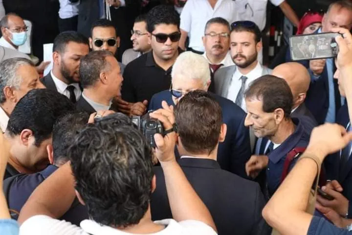 ولا بنخاف.. مرتضي منصور يلتقط صورًا تذكارية مع "مواطنين شرفاء" بعد تقديمه أوراق ترشحه للانتخابات