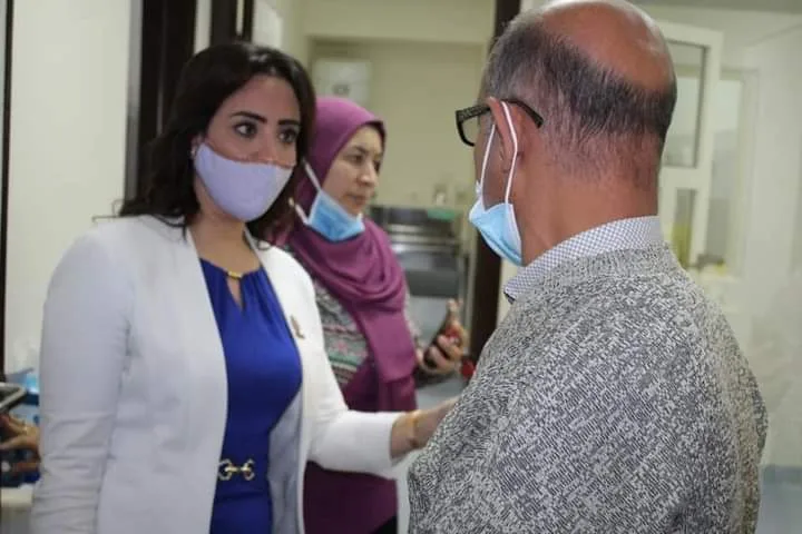 حصر المعوقات لإستكمال مهمته الإنسانية ..غادة علي تزور مركز أورام الفيوم