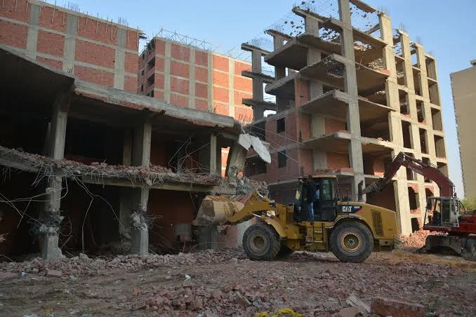 الوحدات المحلية لا تقوم بدورها .. بكري: الرئيس يتابع تطبيق قانون البناء