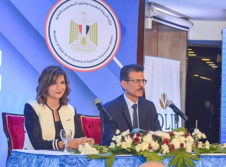السوشيال ميديا هي الحل.. وزارة الهجرة: استبدال مؤتمر أغسطس ب"لايف شات" للمصريين بالخارج