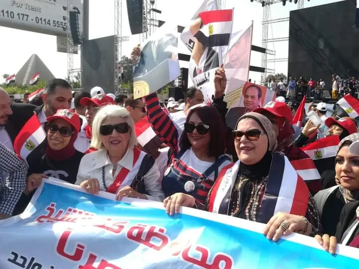 سحقنا الصهاينة.. النائبة مايسة عطوة تقود احتفالات المواطنين في الميادين في ذكري ٦ أكتوبر (صور)