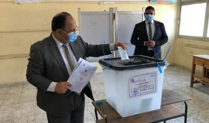 وزير المالية عقب الإدلاء بصوته : لولا الاستقرار السياسي ما تحقق التقدم الاقتصادي