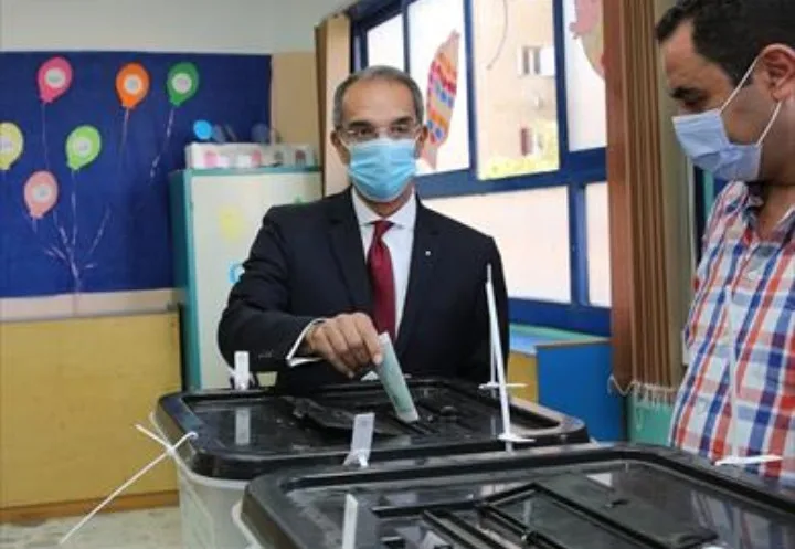 وزير الاتصالات: أدليت بصوتي انطلاقا من المسئولية الوطنية