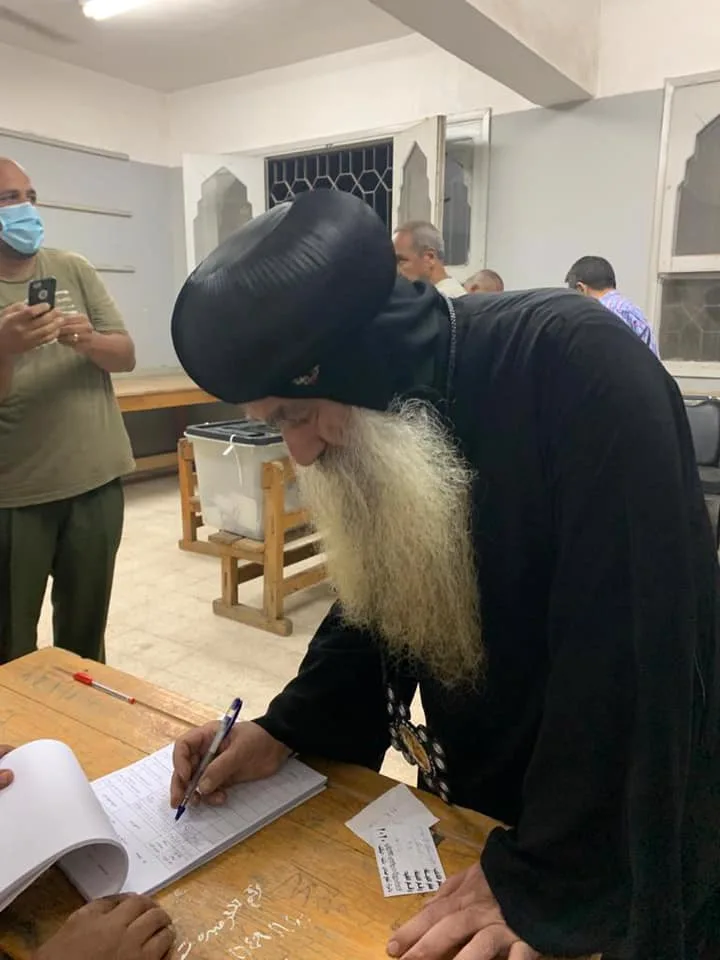 القداس يجمع الناخبين .. مسيحيو مصر يدلون بأصواتهم عقب أداء الصلاة في الكنائس