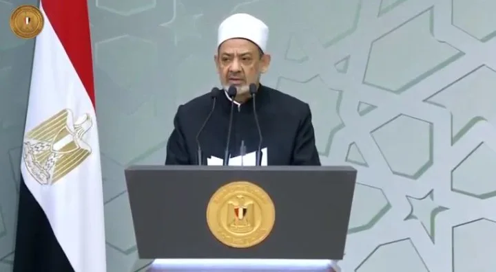 الإساءةَ للإسلام عبثٌ وتهريج.. الطيب يدين الرسوم المسيئة ويؤكد رفض الأزهر والعالم الإسلامي لها