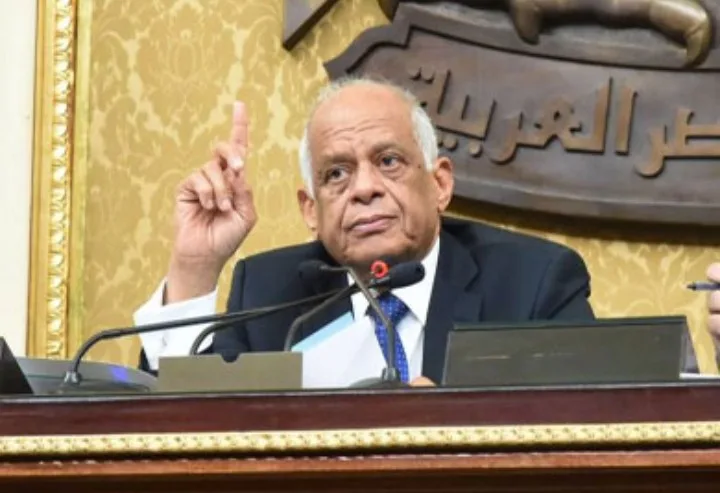 رئيس مجلس النواب يُعزي النائب أحمد السجيني في وفاة والده
