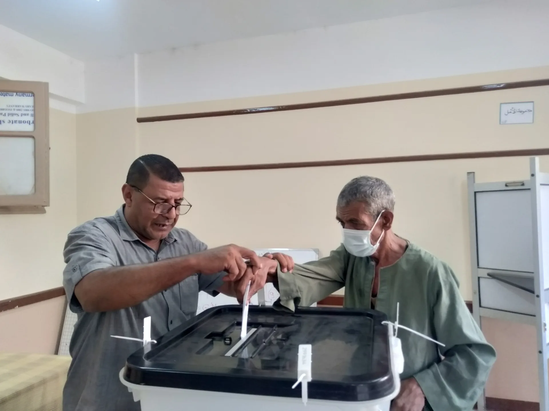 كفيف لم تمنعه إعاقته من المشاركة في انتخابات الشيوخ: علشان مصر ورئيسها