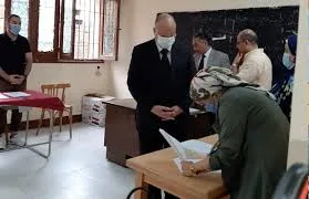انتخابات مجلس النواب.. محافظ القاهرة يدلي بصوته فى لجنته الانتخابية بمصر الجديدة