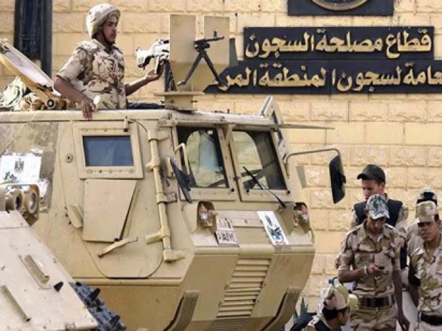 "بياكل ويشرب".. مصادر أمنية تنفي إضراب السجين خالد حمدي