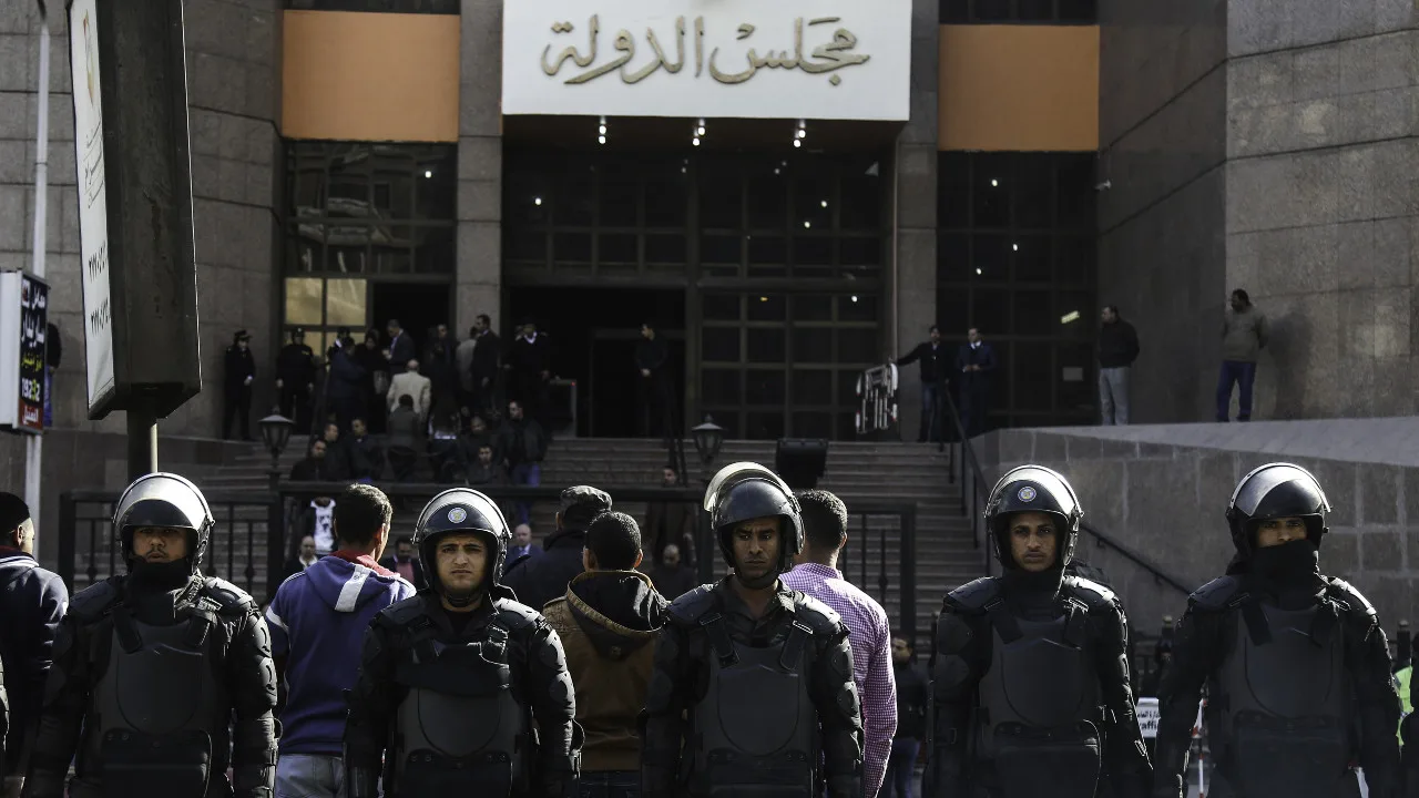 "هيكل قنبلة".. يثير الفزع بمحيط مجلس الدولة