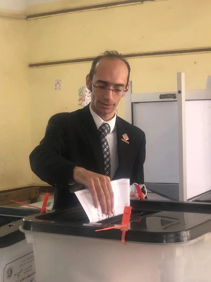" الإرهاب فينا بس تويتر مخبينا".. برلماني ينتقد تغريدات البرادعي والزمر