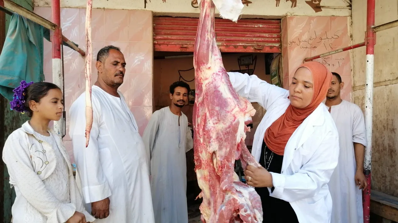 صور | «المعلمة نورا» .. أصغر جزارة بمصر: أرفض الزواج حبًا في اللحمة