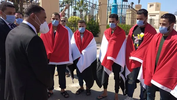 مسافة السكة.. محافظ مطروح يستقبل المختطفين في ليبيا عقب تحرير المخابرات لهم