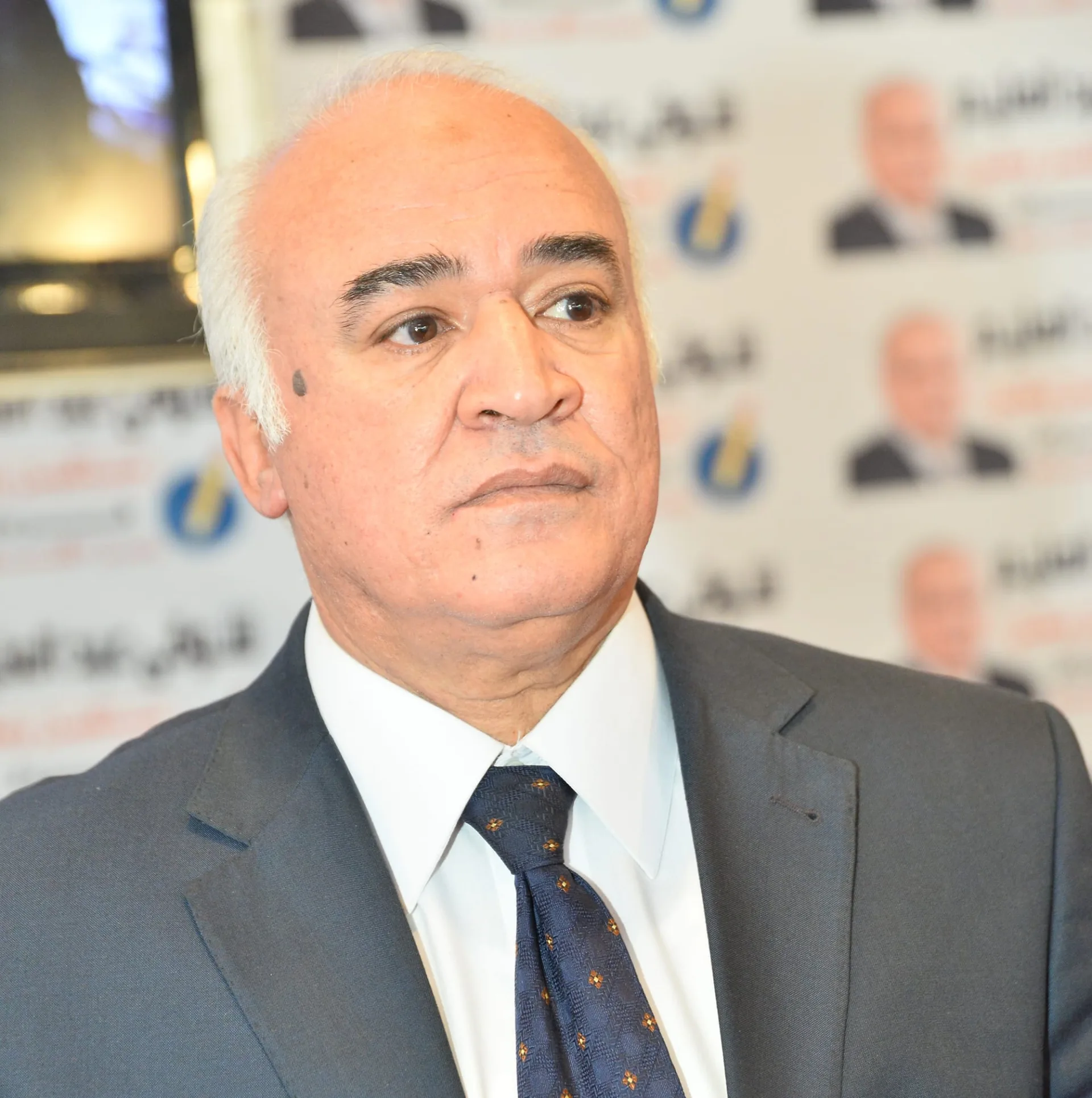 برلمانى سابق يستعين بـ"رئيس الحكومة" في إعلان ترويجي للفوز بمقعد مجلس النواب (التفاصيل)