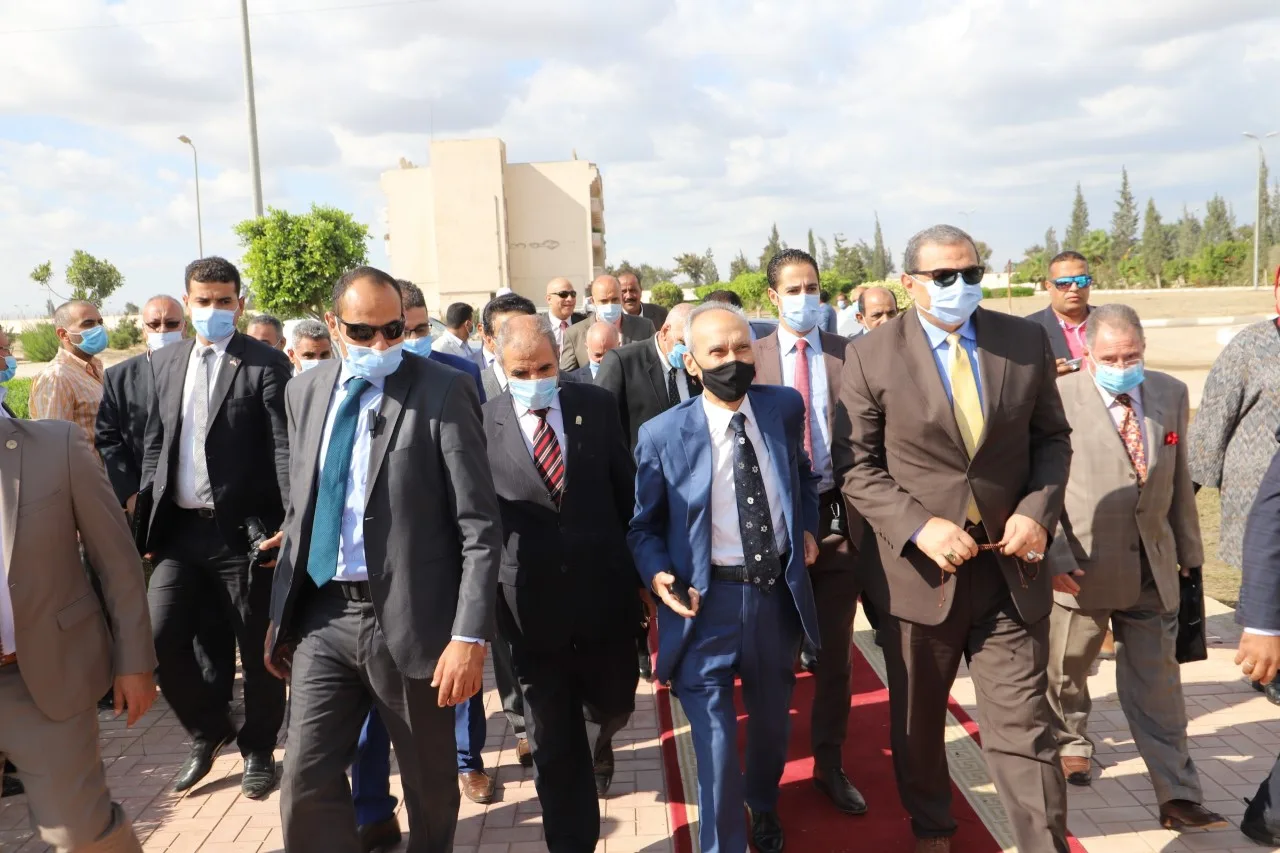 للتأكد من تطبيق الإجراءات الاحترازية.. وزير القوي العاملة يتفقد مصنع النوبارية لصناعة السكر بالبحيرة