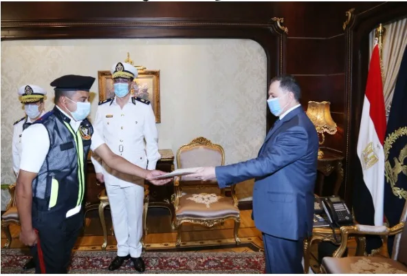 "واقعة طفل المعادي".. وزير الداخلية يكرم أمين شرطة المرور المعتدى عليه