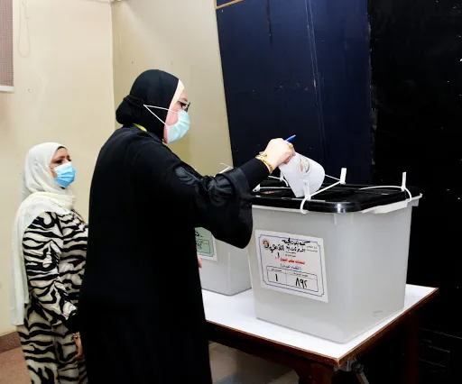 انتخابات مجلس النواب.. وزيرة الصناعة تدلى بصوتها في لجنة فنون جميلة بالزمالك