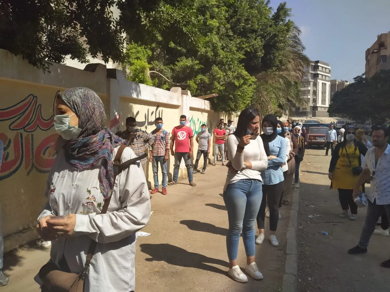 طوابير ممتدة بالشوارع .. إقبال كبير للمشاركة في الانتخابات البرلمانية بمدينة نصر