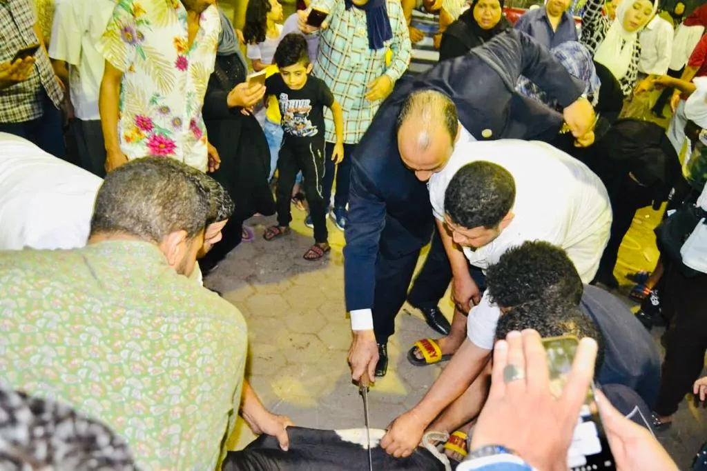 من تواضع لله رفعه.. نائب بـ"الشيوخ" يذبح عجلًا لأهالى دائرته وذهب ليأكل فول على عربة شعبية (صور)
