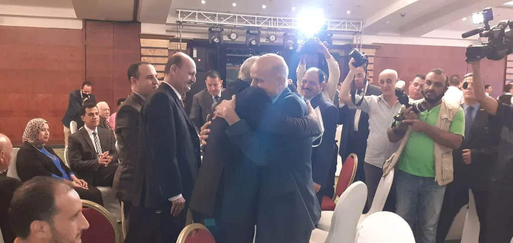 صور | فيروس كورونا لم يحرم السياسيين من الأحضان في مؤتمر التيار الوطني