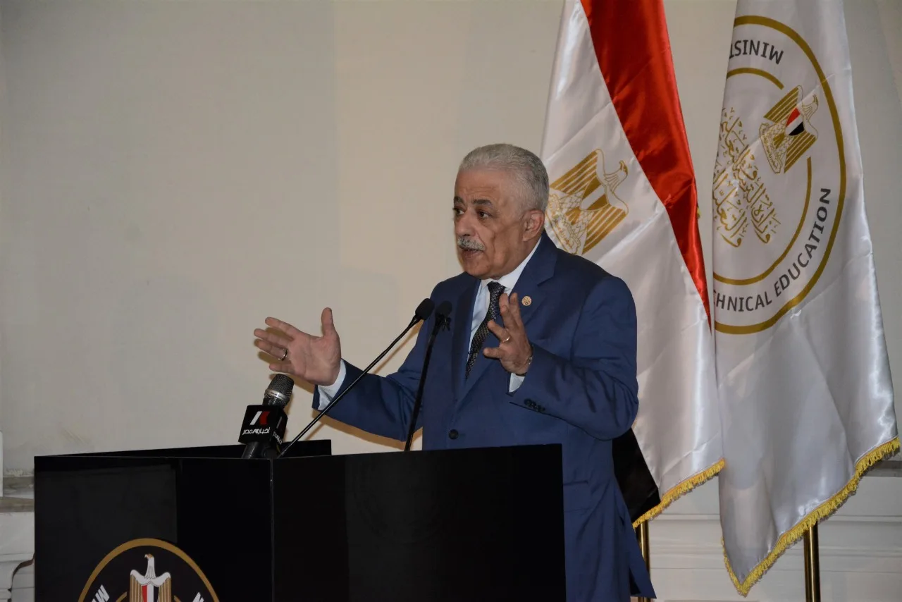 مصر مش بتنسي ولادها.. وزير التعليم يُعلن عن إعفاء الأيتام وأبناء الشهداء من مصروفات مجموعات التقوية