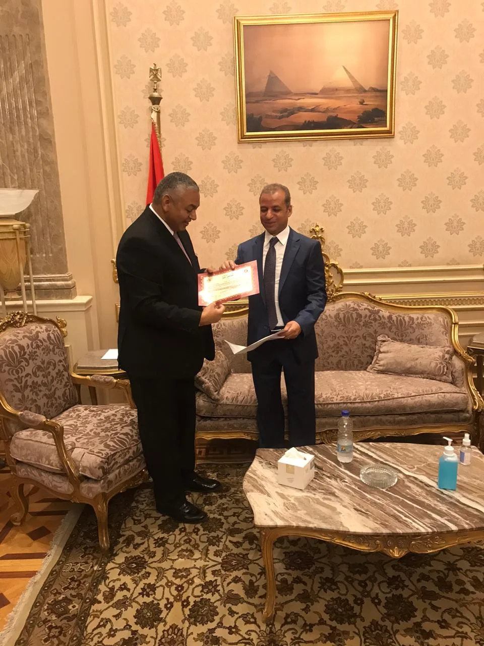 صورة للذكري.. الأمين العام لمجلس الشيوخ مع الأعضاء المنتخبين بعد استخراج الكارنيهات
