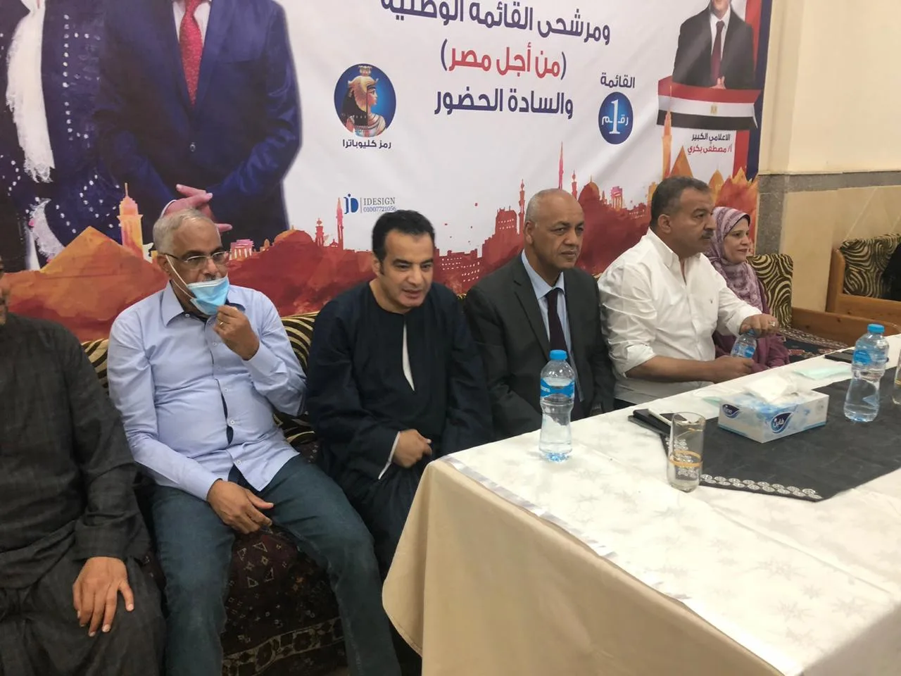 ولا بنخاف م الدنيا بحالها.. رئيس "صحة النواب" بدون كمامة في مؤتمر انتخابي حاشد