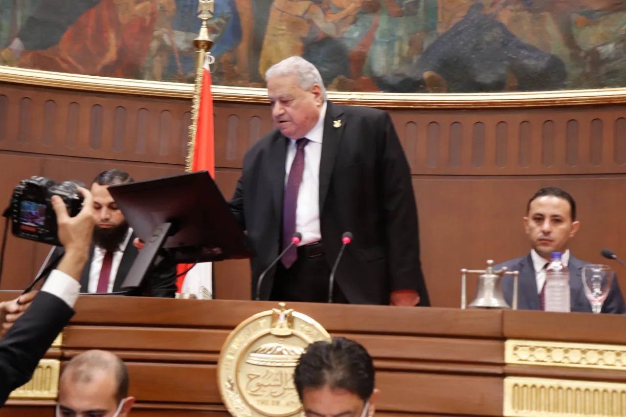 "أكسم بدلاً من أقسم و"الداستور" .. أعضاء مجلس الشيوخ يخطئون في أداء اليمين الدستورية