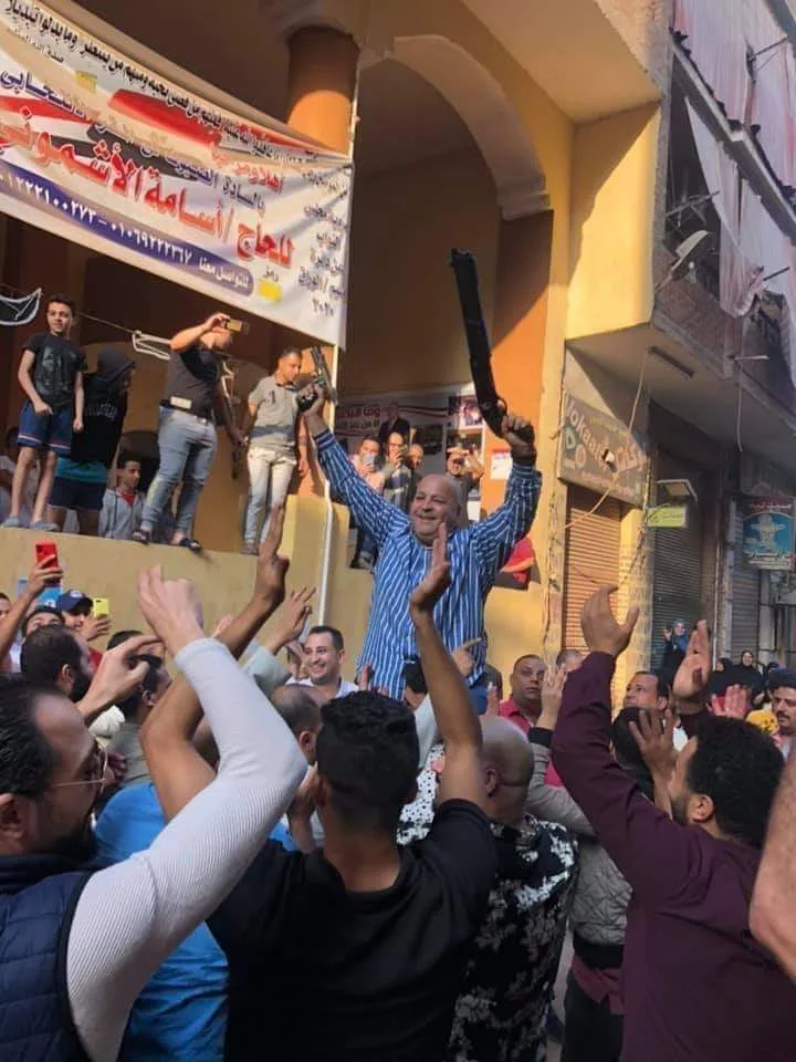 ومعانا حصانة.. أسامة الأشموني فائز بالانتخابات يحتفل بأسلحة نارية تحت شعار "أنا القانون"